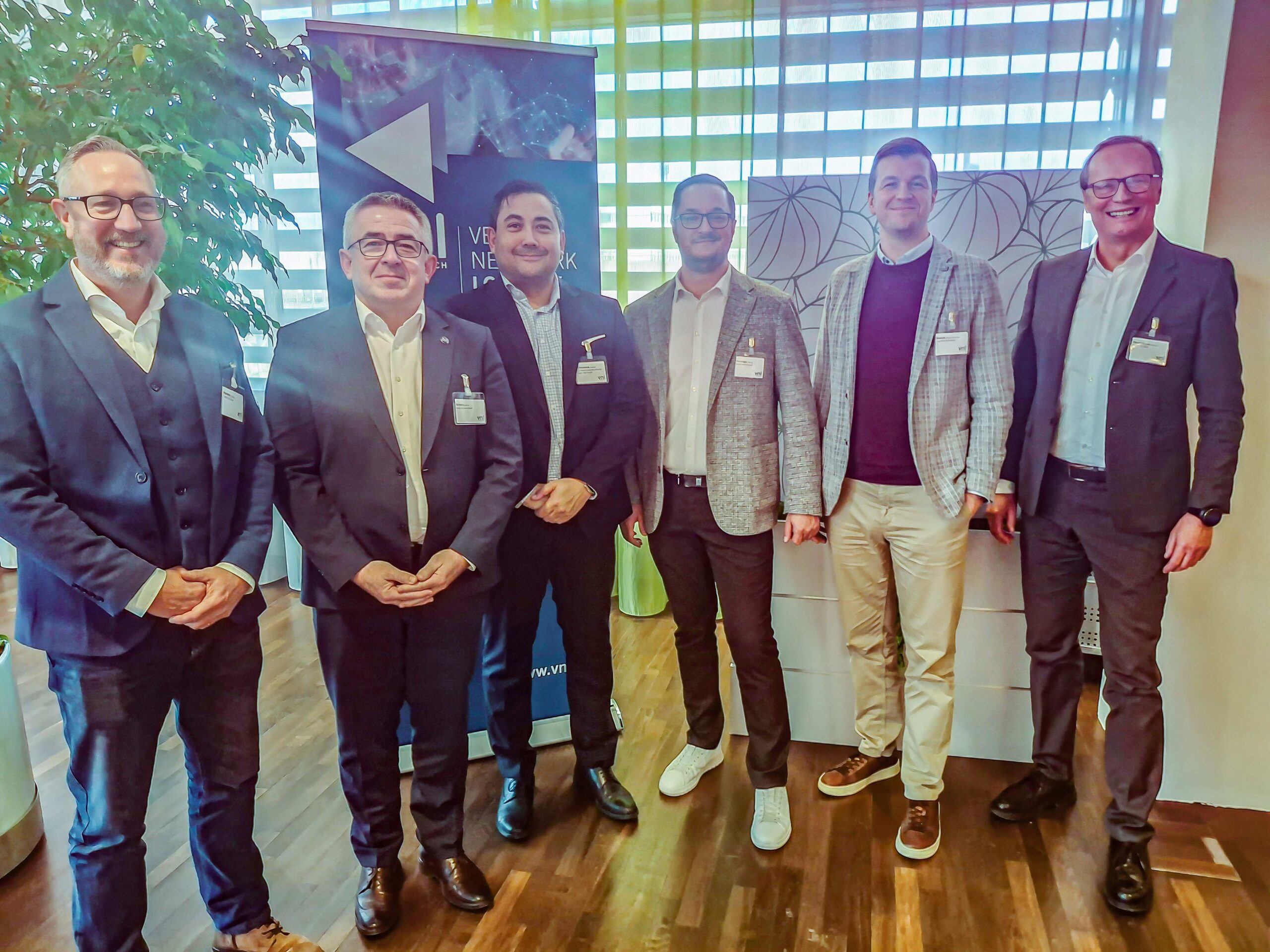 Bild 1 Fabian Karsten (Timocom), Erich Schatz (Cargo Partner), Gerald Schimanek (DHL Global Forwarding), Georg Reisinger und Simon Brandl (LogServ), Andreas Breinbauer (FH des BFI Wien) (c) VNL