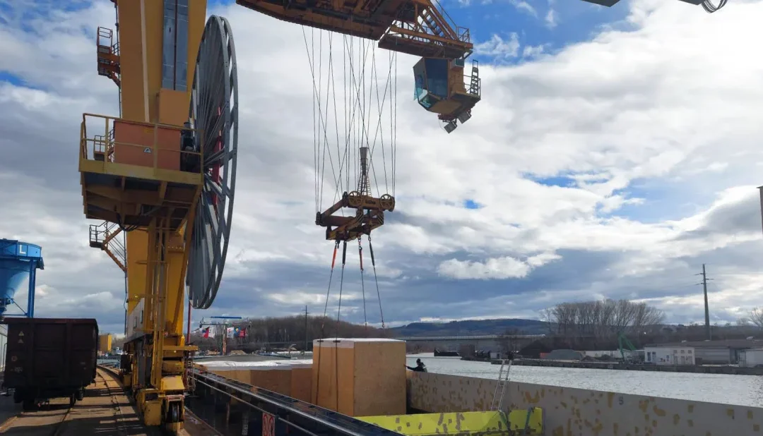 Rhenus realisiert multimodalen Anlagentransport