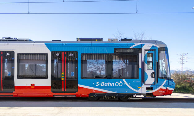 Erstes TramTrain-Fahrzeug für Oberösterreich vorgestellt