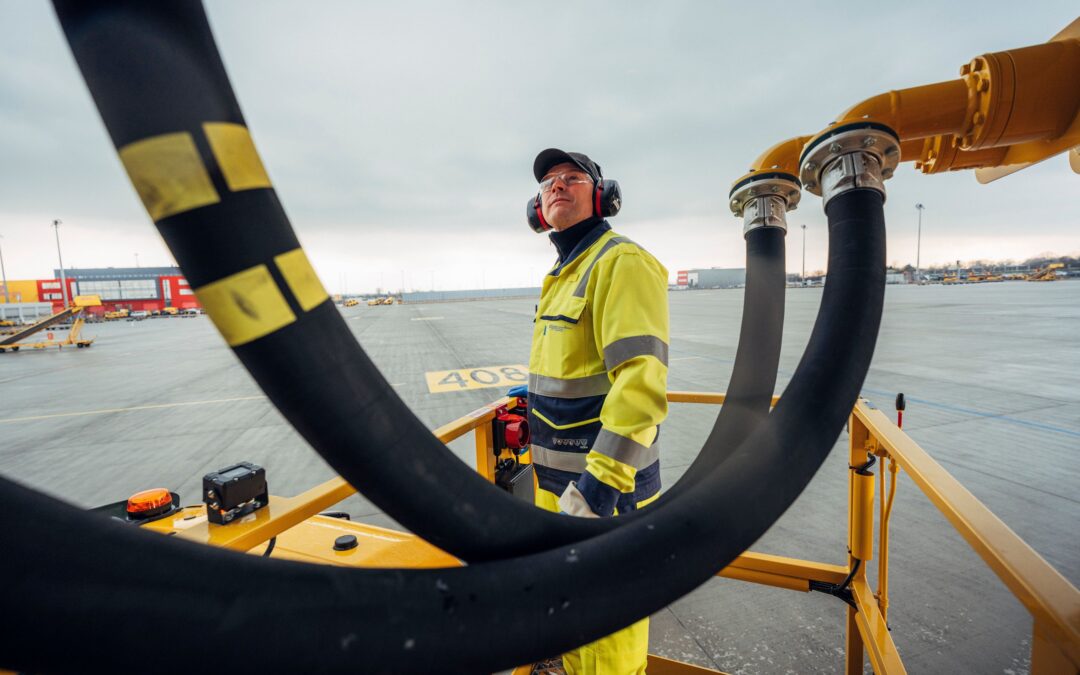 DHL sichert sich langfristig nachhaltigen Flugkraftstoff