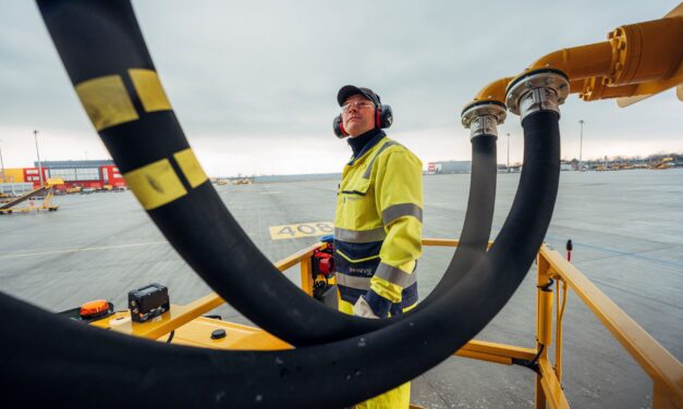 DHL sichert sich langfristig nachhaltigen Flugkraftstoff