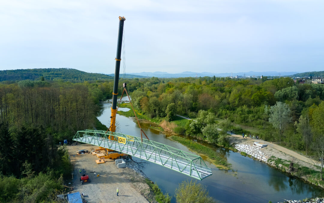 Prangl hebt neuen Traisensteg in Herzogenburg ein
