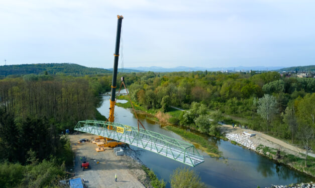 Prangl hebt neuen Traisensteg in Herzogenburg ein