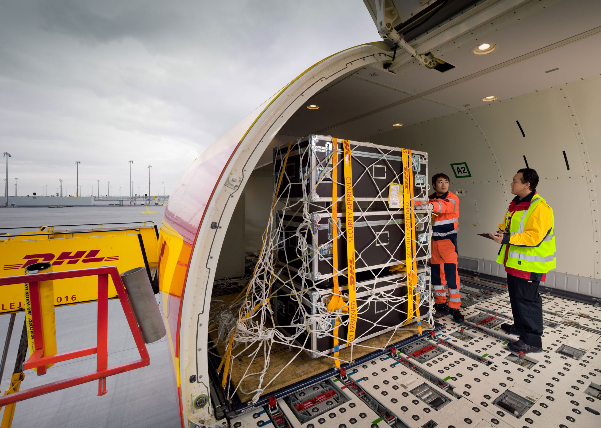 dhl-group-heavyweight-express-plane
