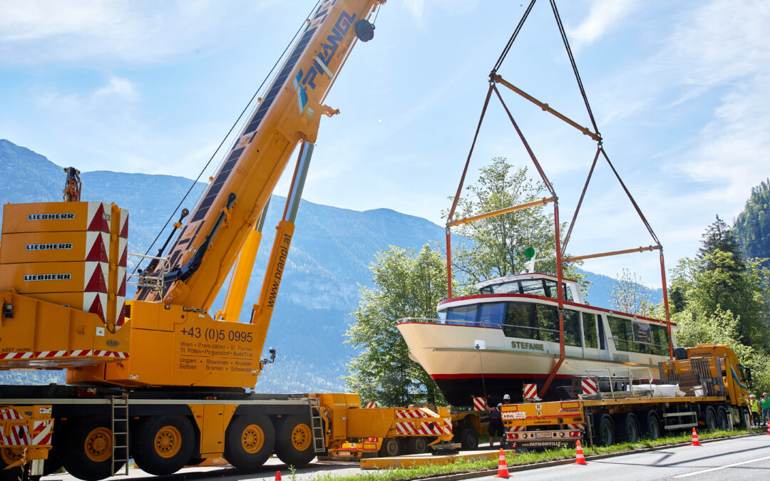 Prangl hebt neues Linienschiff in den Hallstättersee