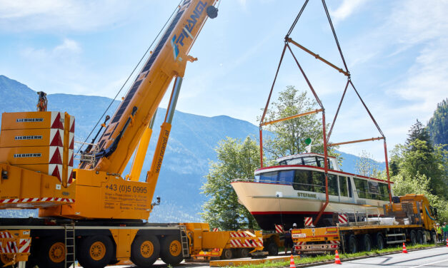 Prangl hebt neues Linienschiff in den Hallstättersee