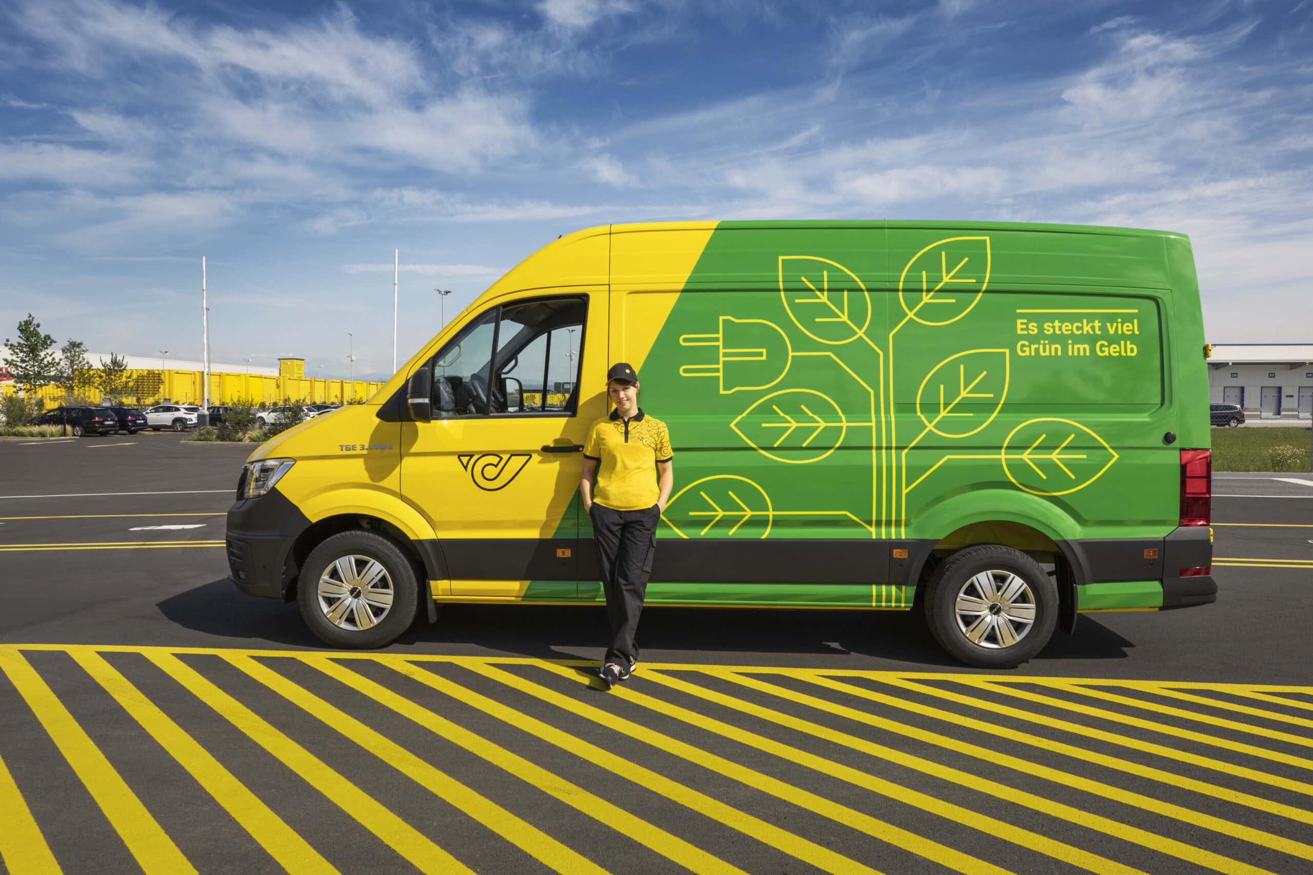 20250709124629-8ef90d00-scaled_2 E-Lkw, Nachhaltigkeit, Sommer, Post, Frau, KEP