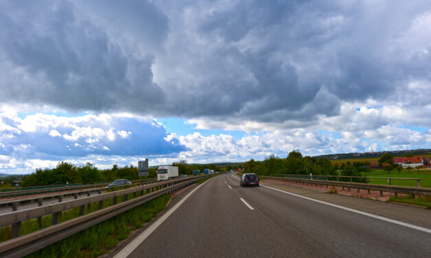 Dunkle Wolken am Horizont
