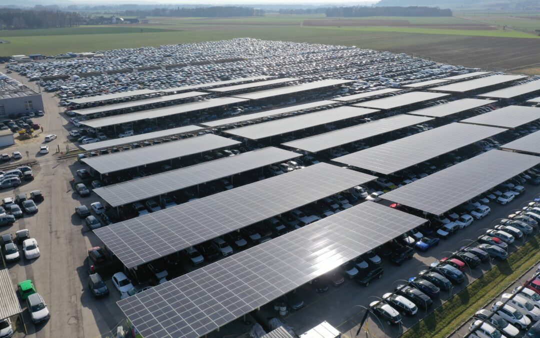 Hödlmayr eröffnet größte Carport-PV-Anlage Österreichs