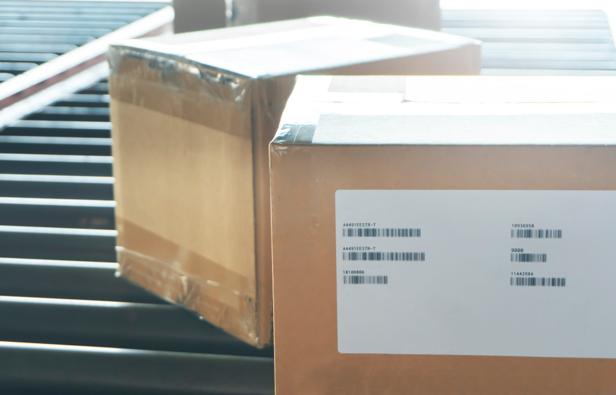A,Parcel,Boxes,On,Conveyor,Belt. Paket, KEP, Label, Etikett, Förderband, Automatisierung, international, Zoll