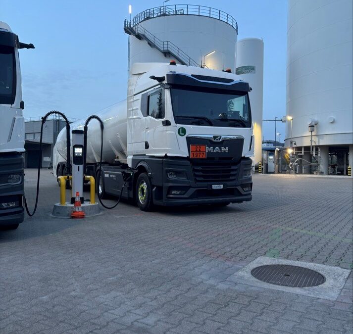 HOYER erweitert E-Lkw-Flotte in der Schweiz