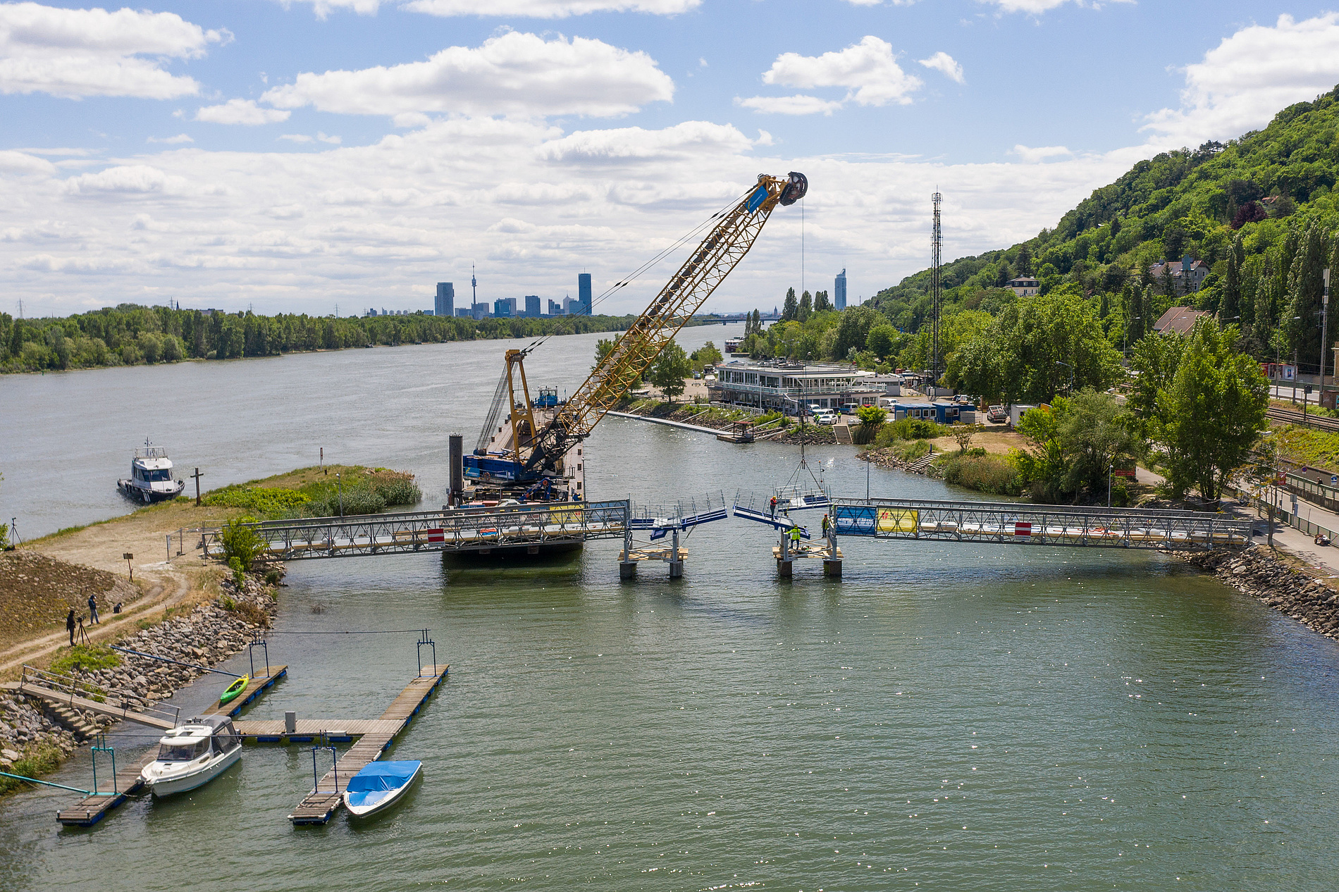 Kranschiff für Brückenbau im Einsatz