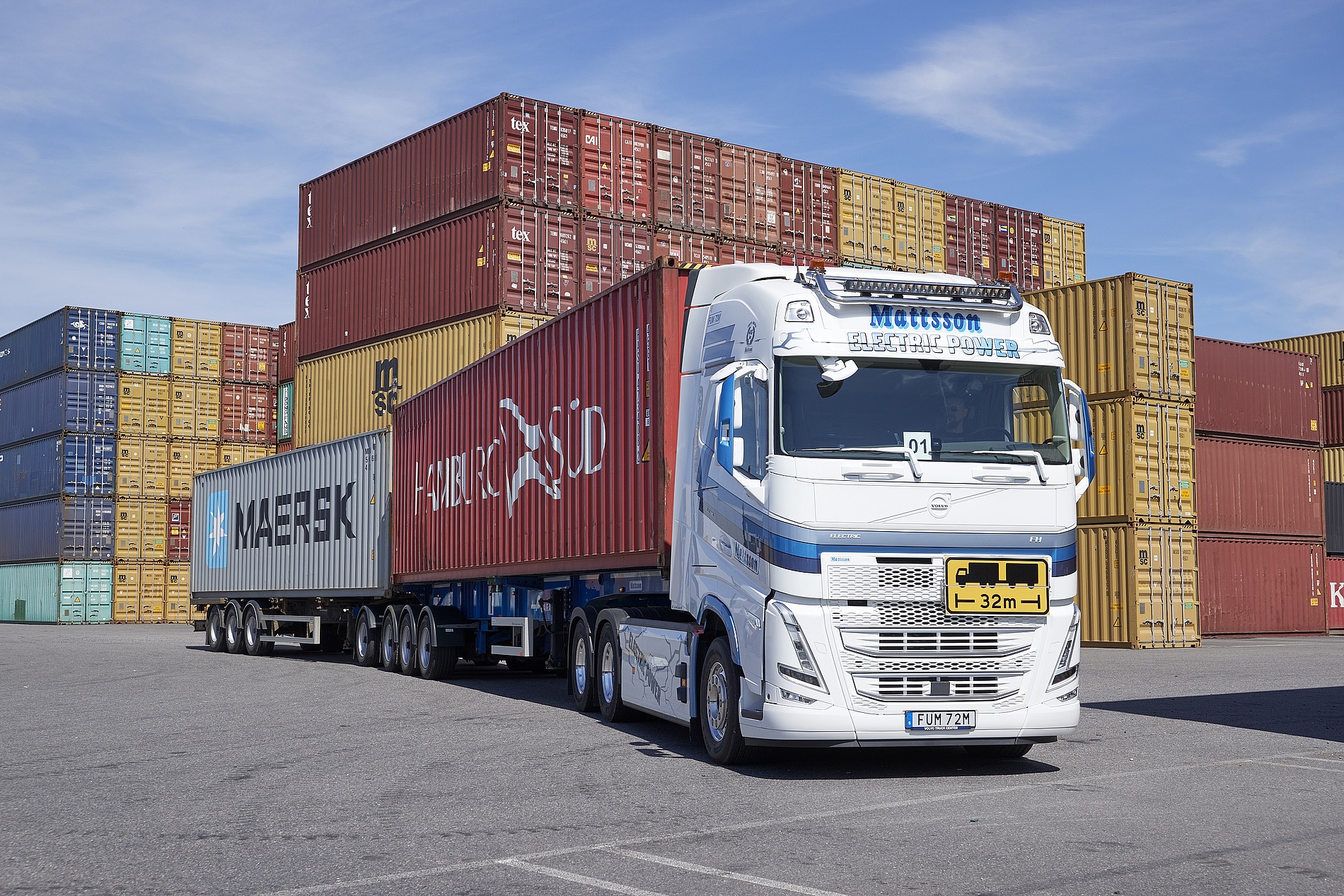 Volvo Trucks liefert E-Lkw für Schwerverkehr aus