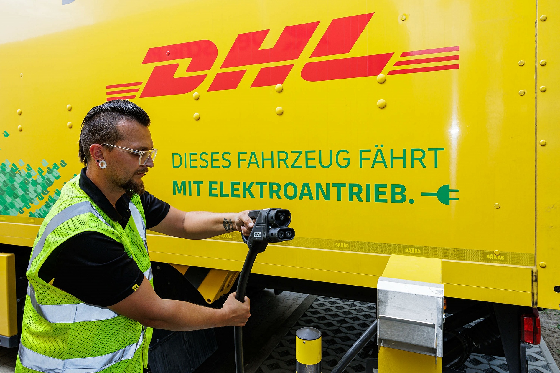 DHL erweitert Ladeinfrastruktur für E-Lkw mit E.ON