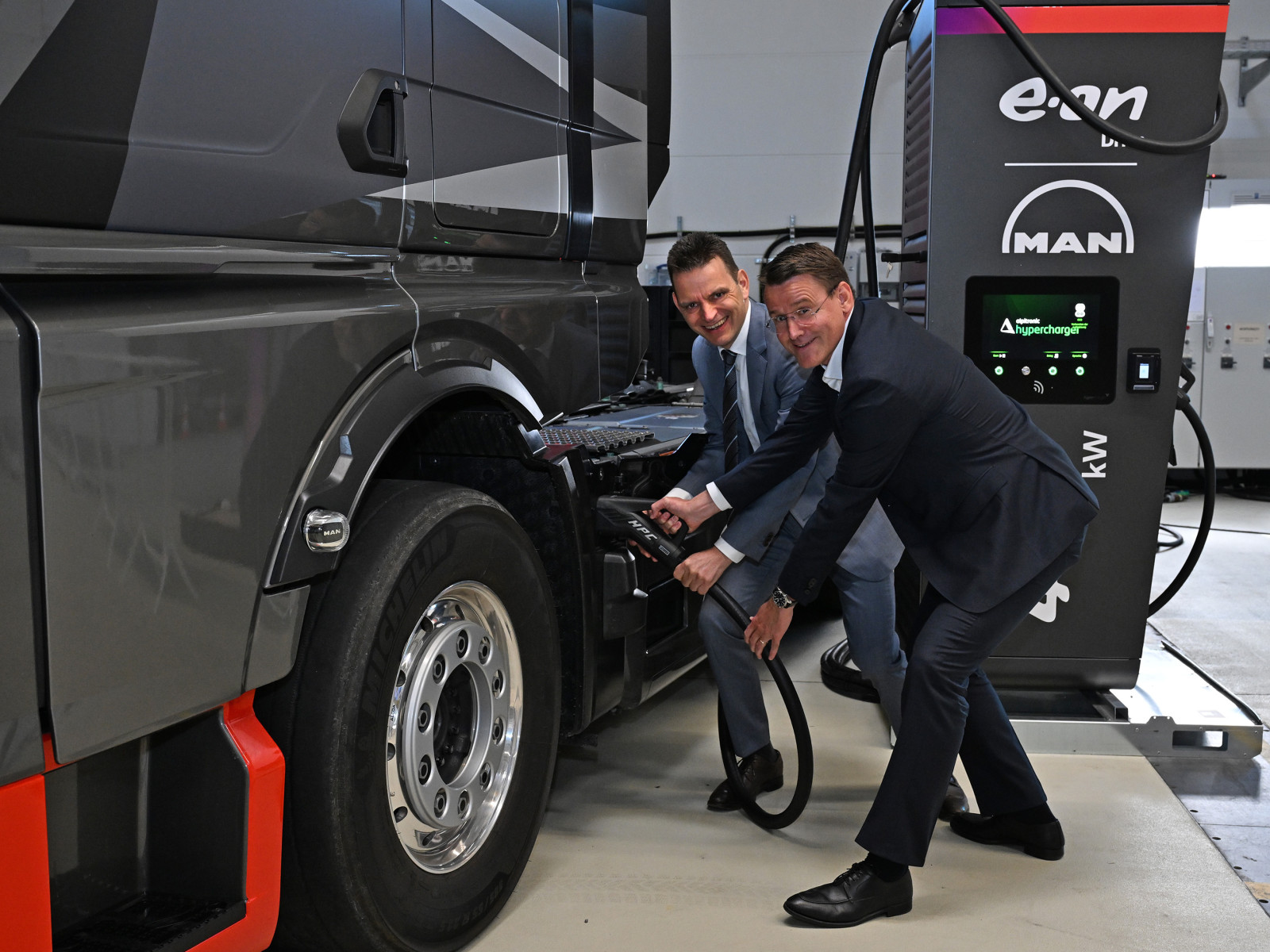 E.ON und MAN bauen öffentliches Ladenetz für E-Lkw in Europa auf