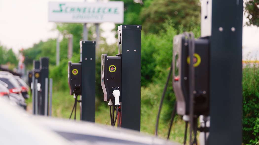 Schnellecke bekommt Lkw-Ladesäulen von Lade.ZEIT
